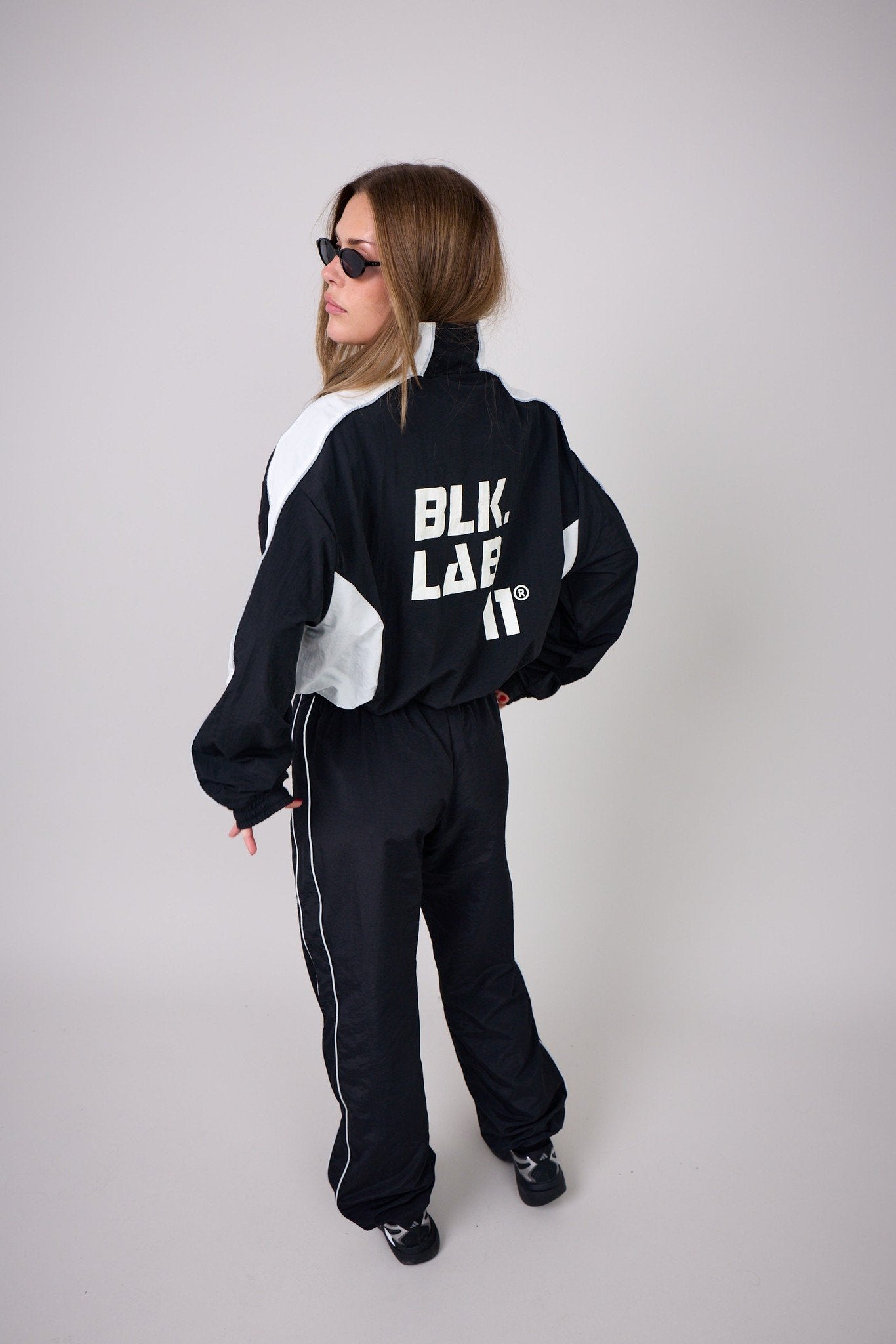 11UNSTOPPABLE WINDBREAKER